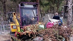 Около 1000 кубометров мусора убрали с кладбищ Кисловодска в преддверии Радоницы