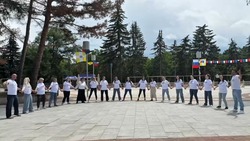 Родители поздравили выпускников большим флэшмобом в Кисловодске