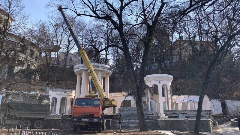 Незаконную постройку «под старину» сносят в Кисловодском нацпарке