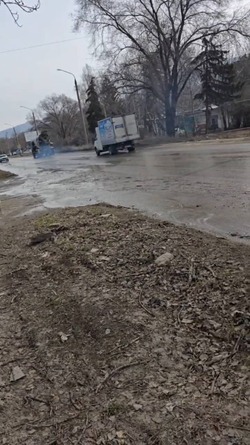 Стоки из прорвавшейся канализации в Кисловодске попали на улицу Промышленную 