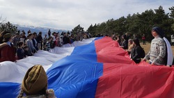 Над Кисловодском в День защитника Отечества развернули 25-метровые триколор и георгиевскую ленту