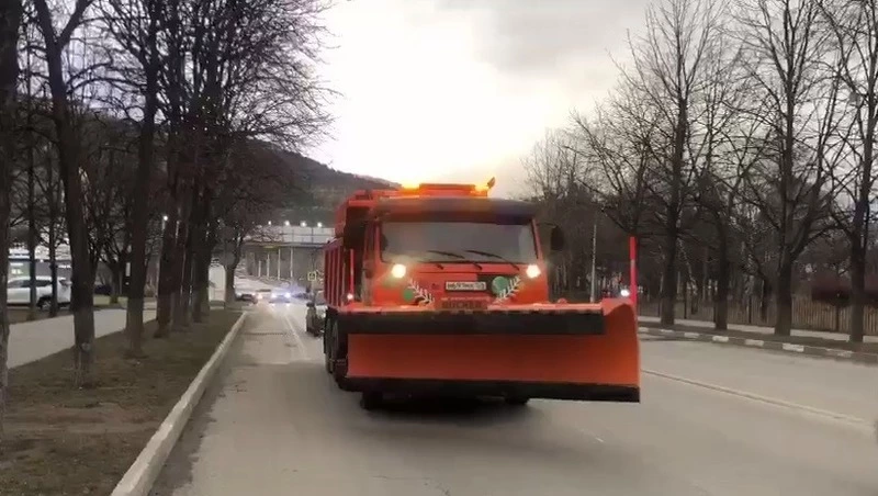 Коммунальная техника Кисловодска обрабатывает улицы в преддверии снегопада