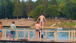 Мэр Кисловодска призвал горожан не прыгать с деревянных поручней на Старом озере