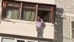Ребёнок повис на балконе девятого этажа в Кисловодске