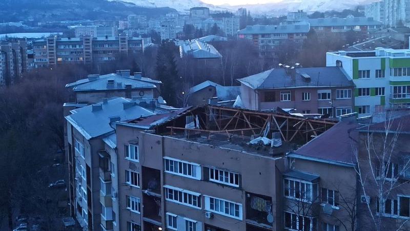 Сильный ветер в Кисловодске привёл к срыву двух крыш домов и отключению света