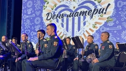 Военный оркестр поздравил матерей и жён бойцов СВО с Днём матери в Кисловодске