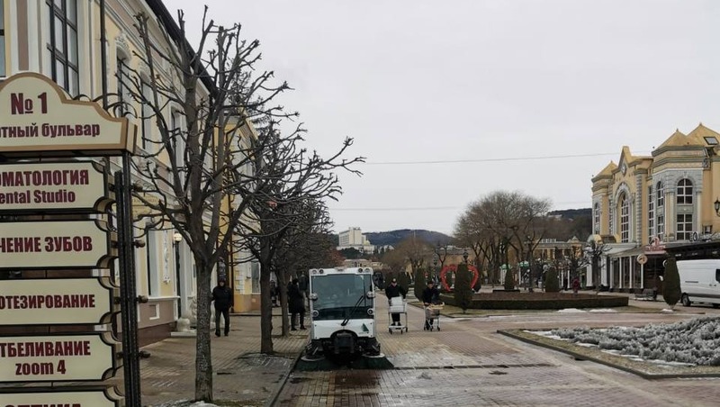 Коммунальщики Кисловодска убрали повреждённые деревья с части улиц курорта