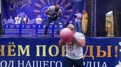 Силачи гнули сковородки и надували грелки на фестивале в Кисловодске