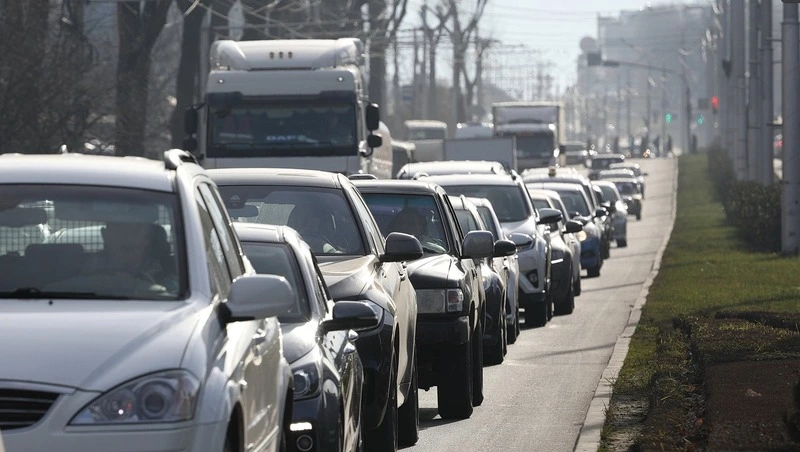 Два человека пострадали от упавшей на машину ветки в Кисловодске