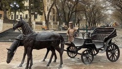 Скульптура ландо с двойкой лошадей украсила проспект Ленина в Кисловодске