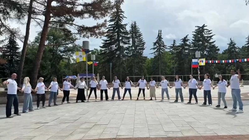 Родители поздравили выпускников большим флэшмобом в Кисловодске