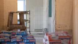 Мусор со стройки падает на территорию санатория в Кисловодске