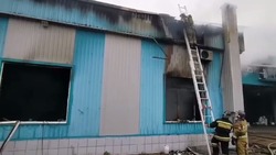 Пожарные ликвидируют возгорание на складе в Кисловодске