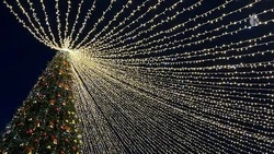 В Кисловодске убирают новогодние украшения 