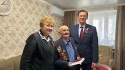 Мэр Кисловодска передал земляку-ветерану ВОВ медаль к 80-летию Победы