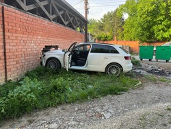 Водитель иномарки потерял сознание за рулём и въехал в забор в Кисловодске