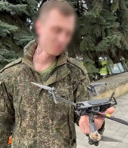 Военнослужащий передал украинский квадрокоптер в будущий музей СВО в Кисловодске