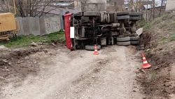 Лишённый прав водитель перевернулся на грузовике в Кисловодске 