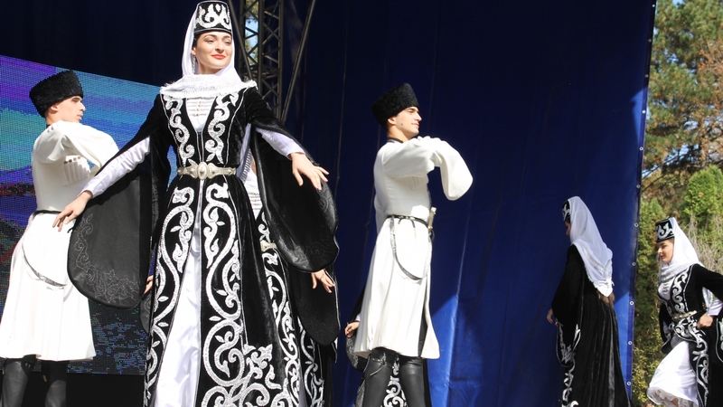Традиции северной осетии. Осетия и осетины. Осетинский национальный костюм женский. Осетинский национальный костюм мужской. Осетинская современная одежда.
