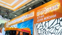 Глава Кисловодска подарил фарфоровую вазу гендиректору выставки «Россия»