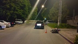 Мотоциклист без прав, шлема и страховки столкнулся с автомобилем в Кисловодске