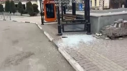 Вандалы разбили стекло на новой остановке на Курортном бульваре в Кисловодске