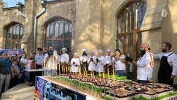 В Кисловодске на День города приготовили торт в виде символа Нарзанной галереи