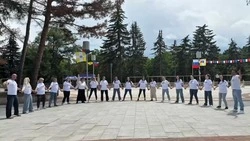 Родители поздравили выпускников большим флэшмобом в Кисловодске