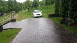 Припарковавшегося на газоне у мемориала в Кисловодске автохама ищет полиция