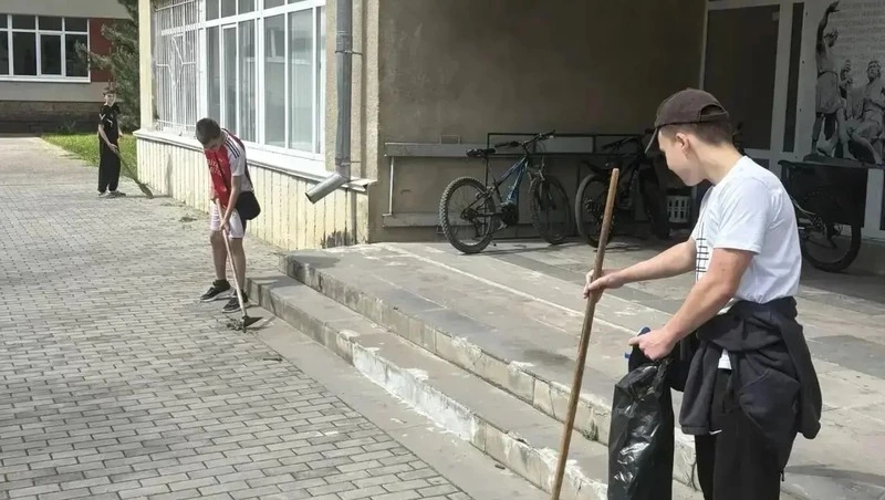В Кисловодске 350 школьников из ремонтных бригад готовят школы к 1 сентября