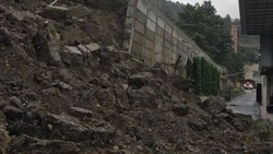 Три автомобиля пострадали из-за обрушившейся подпорной стены в Кисловодске 