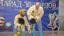 Атлет побил мировой рекорд по скручиванию сковородок в Кисловодске