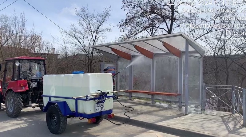 Остановки общественного транспорта в Кисловодске моют при помощи новой техники