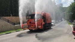 Улицы и воздух в Кисловодске освежают водой из-за жары 