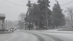На дорогах Пятигорска после сильного снегопада дежурит спецтехника