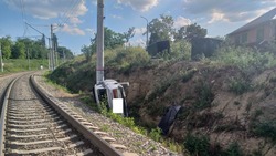 В Кисловодске водитель чуть не попал под поезд