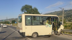Автобус и легковушка столкнулись в Кисловодске