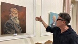 Художник из Испании открыл выставку портретов в филармонии Кисловодска