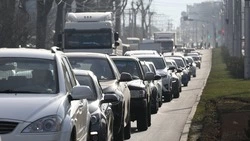 Два человека пострадали от упавшей на машину ветки в Кисловодске