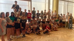 Детей из Белгородской области в Кисловодске на прощание угостили сладостями и ягодами