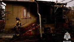 Пожар в хозяйственной постройке угрожал жизни женщины в Кисловодске 