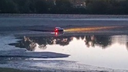 Автомобилист припарковался на берегу озера в Кисловодске и рассердил мэра города
