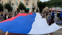 Бойцы СВО развернули флаг России на Курортном бульваре Кисловодска